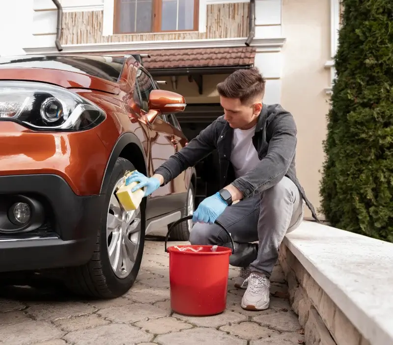 Lavage auto à domicile Locmalo : professionnel intervenant sur un véhicule